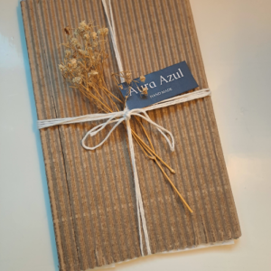 "Detalle del empaquetado de producto hecho a mano con mimo"