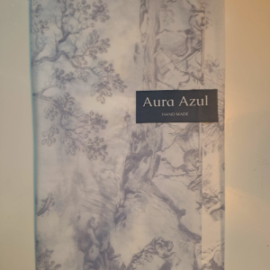 "Packaging artesanal con envoltorio delicado y papel de seda"