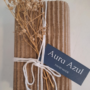 "Packaging artesanal con envoltorio delicado y papel kraft"
