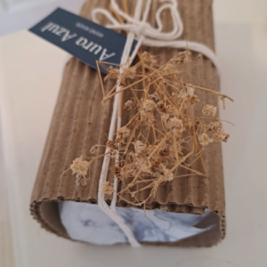 "Packaging artesanal con envoltorio delicado y papel kraft"