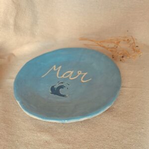 "Plato de cerámica hecho a mano con nombre personalizado pintado